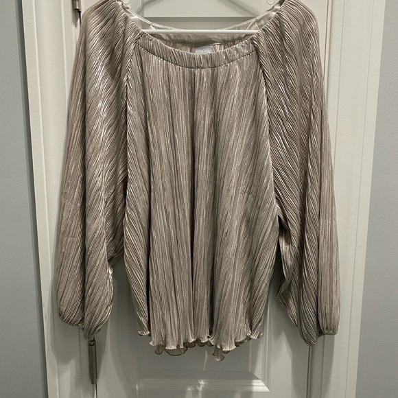 NWOT CHICO’S SHIMMERY CRINKLE TOP IN CHAMPAGNE - Picture 1 of 6